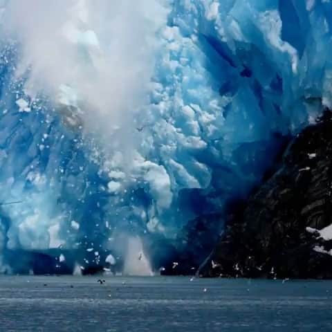 のインスタグラム：「Wish I could see beauty in this....but it just breaks my heart instead 💔#repost @chrisbrayphotography ・・・ Wait for the end, it all comes down! Epic ice fall at Chenega Glacier, Alaska on our photo tour 2 weeks ago. It was so explosively powerful we could feel it in our chests! Awesome to witness but sad to see more and more rock exposed every year at my favorite glacier as the face retreats more and more... #globalwarming」