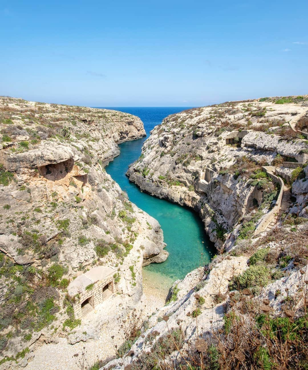 Rich McCorさんのインスタグラム写真 - (Rich McCorInstagram)「AD| Comino's Blue Lagoon is entirely natural but if you asked someone to design the perfect swimming spot, I think they'd come up with something like this. The secluded lagoon is nestled away behind various rock formations, one of which has a distinctive carved out window that provides a view of the open sea beyond but also a re-assuring guard from the waves. The shallow waters transition through various shades of blue but wherever you choose to dip your toes in, the water is perfectly clear. The equally beautiful Gozo is just a short boat trip away (or you can take a ferry if coming from Malta). Gozo is another island full of wonders too, some natural and some man-made. Swipe through the carousel for a few of Gozo's highlights and delve into my stories for even more @visitmaltauk #VisitMalta #Comino #Gozo」9月16日 1時54分 - paperboyo