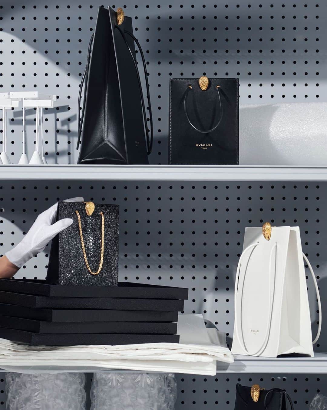 アレキサンダー・ワンのインスタグラム：「Grab bags. #AlexanderWangxBvlgari」