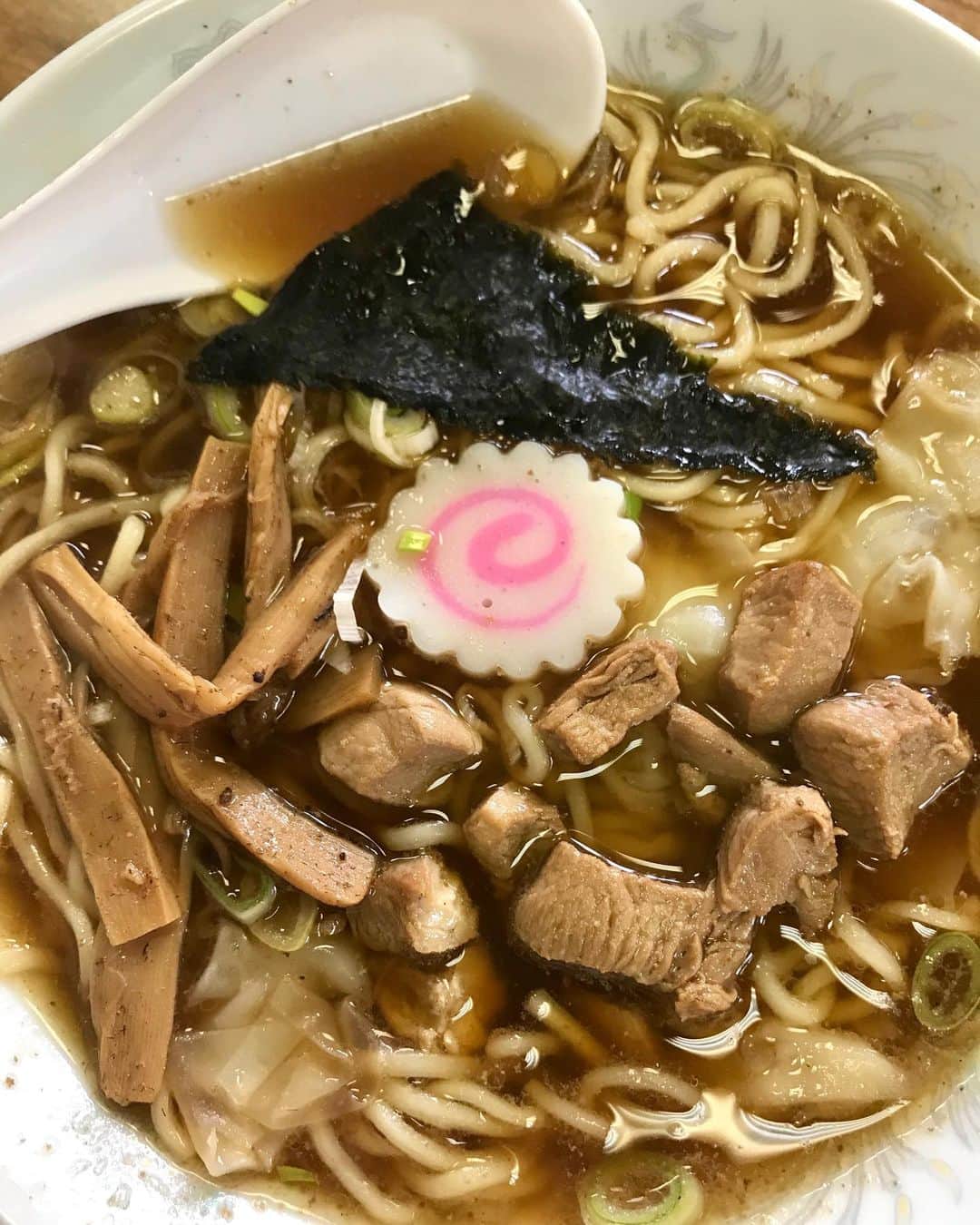 のインスタグラム：「６月から９月までの３ヶ月で下館で食べたラーメンは３杯。筑波軒。桜井食堂。盛昭軒。総じて甘めのスープ。麺やわめ。鶏チャーシュー。どの店もワンタンメンに鶏皮の煮込み（現地ではモツと呼ぶ）トッピングが推し。このスタイルをもって下館ラーメンと呼ぶ。おれ鶏皮が苦手なのでトッピングはすべての店で遠慮した。」