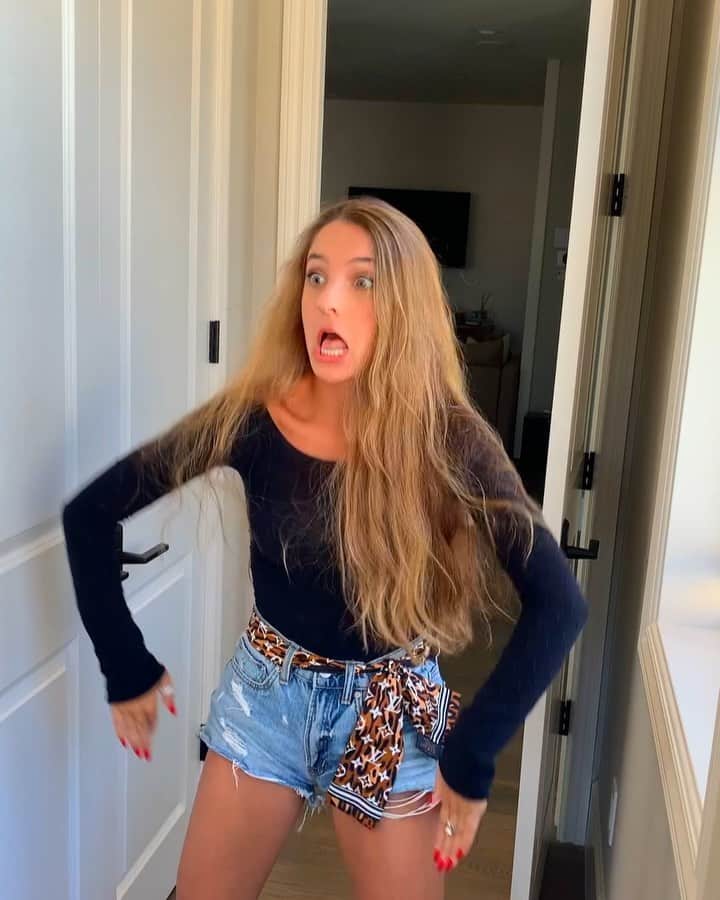 Brent Riveraのインスタグラム：「When your sibling comes into your room randomly..😂 @lexibrookerivera」