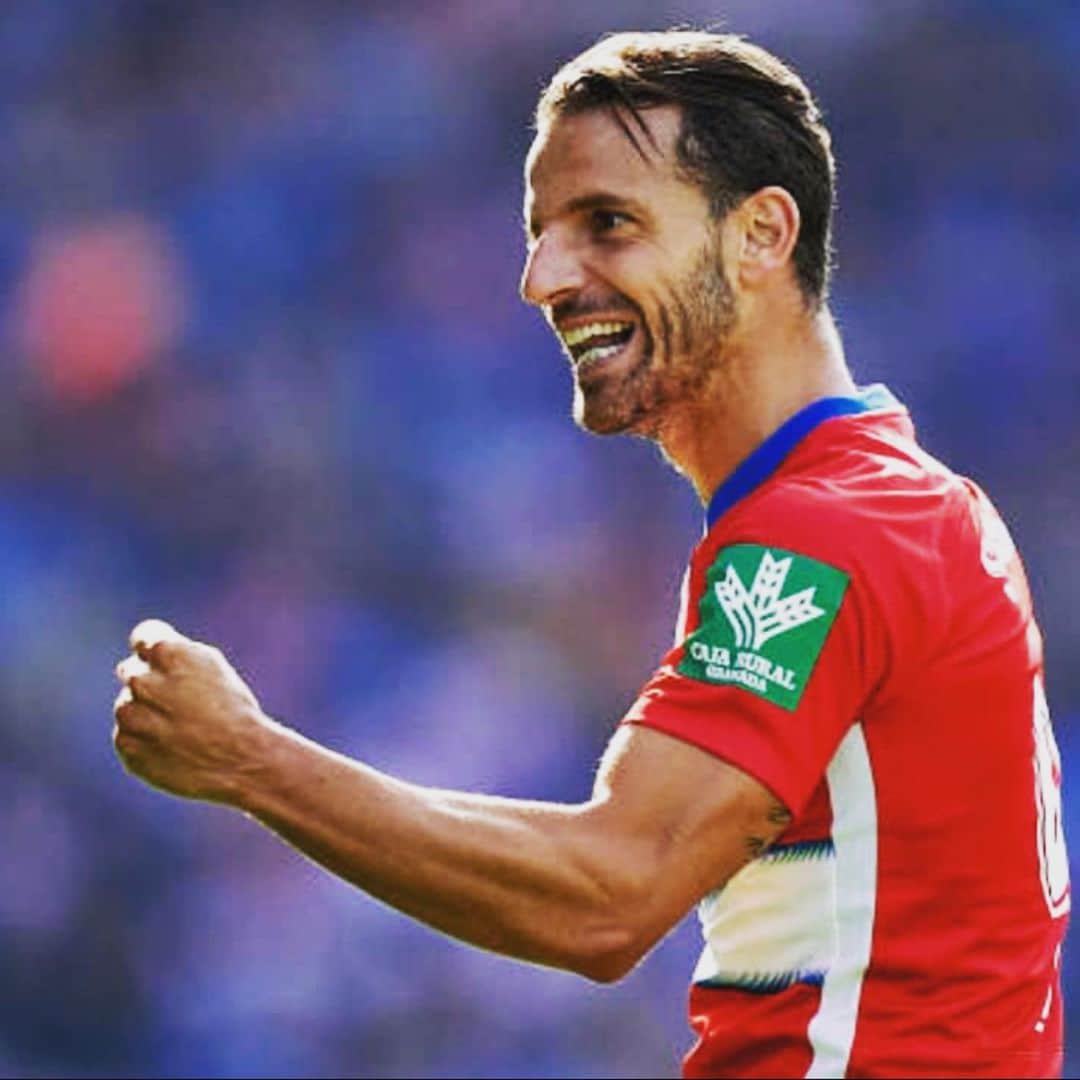 ロベルト・ソルダードのインスタグラム：「¡Felices por lograr la victoria en un campo siempre complicado como #Balaídos ! ¡Seguimos creciendo, evolucionando y superando retos! 🔴⚪ #EternaLucha Granada CF」