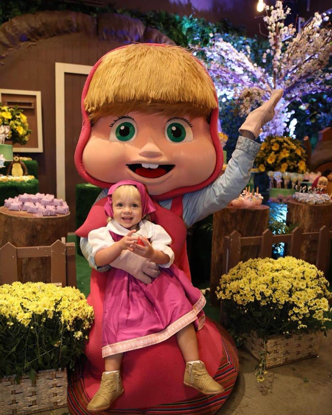 Eliana Michaelichin Bezerraのインスタグラム：「Qta alegria em te ver feliz minha filha💕 Foi muito especial sua festa, repleta de amor e significados.  Organização:@andreaguima5 Lembranças:@drageeideiaspersonalizadas Personagens:@mantoproducoes Fotos:@estudio_thalitacastanha Vídeo:@wagnercardosofilmes Dj: @dj_samuccadread  Guloseimas: @clarilu_personalizados  Doces decorados e bolo: @luchocolates #mariapassanafrente #manuelamrseminstagram #obrigadadeus #thankgod #mashaeurso」