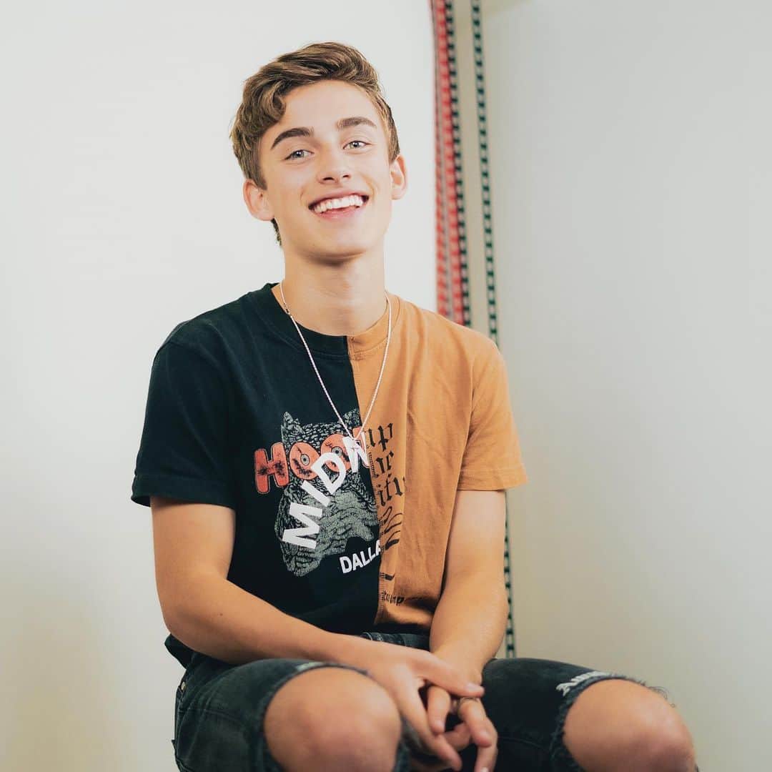 ジョニー・オーランドのインスタグラム：「you guys on friday after waiting 6 months for new music」