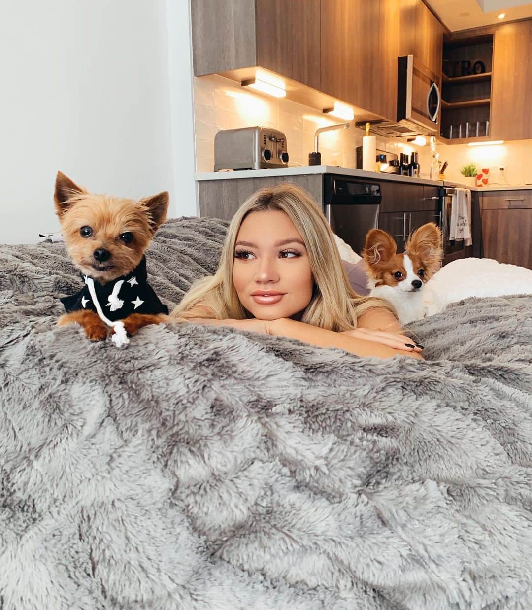 Alexa Collinsさんのインスタグラム写真 - (Alexa CollinsInstagram)「Sunday’s are made for football & puppy cuddles. Thanks so much to @lovesac for blessing my new home with this amazing sac. Now anyone can come over and lounge 🐾」9月16日 2時28分 - alexacollins