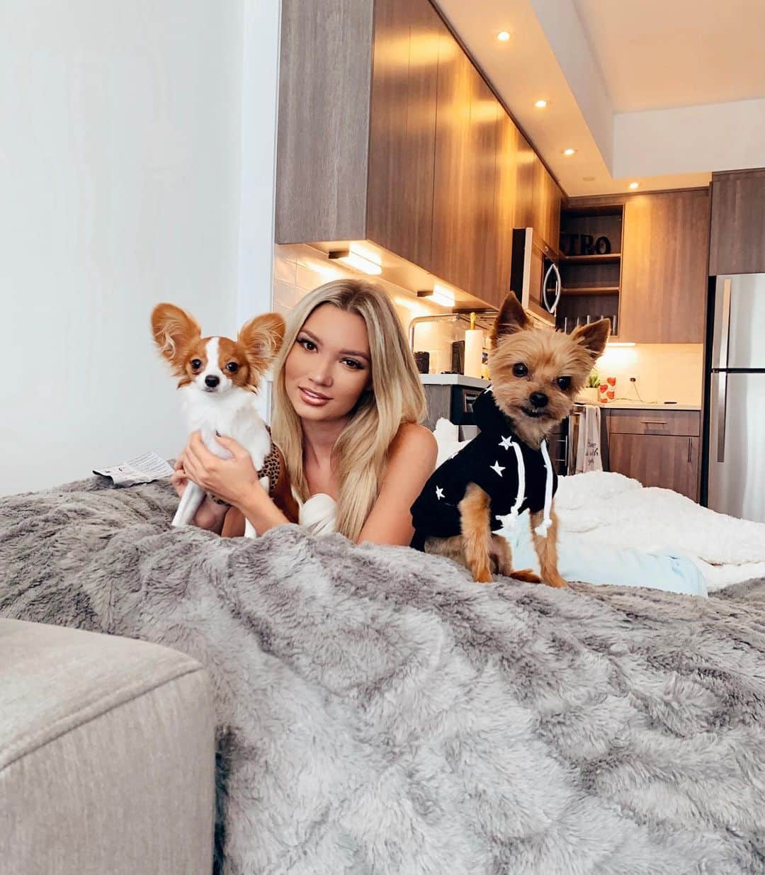 Alexa Collinsさんのインスタグラム写真 - (Alexa CollinsInstagram)「Sunday’s are made for football & puppy cuddles. Thanks so much to @lovesac for blessing my new home with this amazing sac. Now anyone can come over and lounge 🐾」9月16日 2時28分 - alexacollins