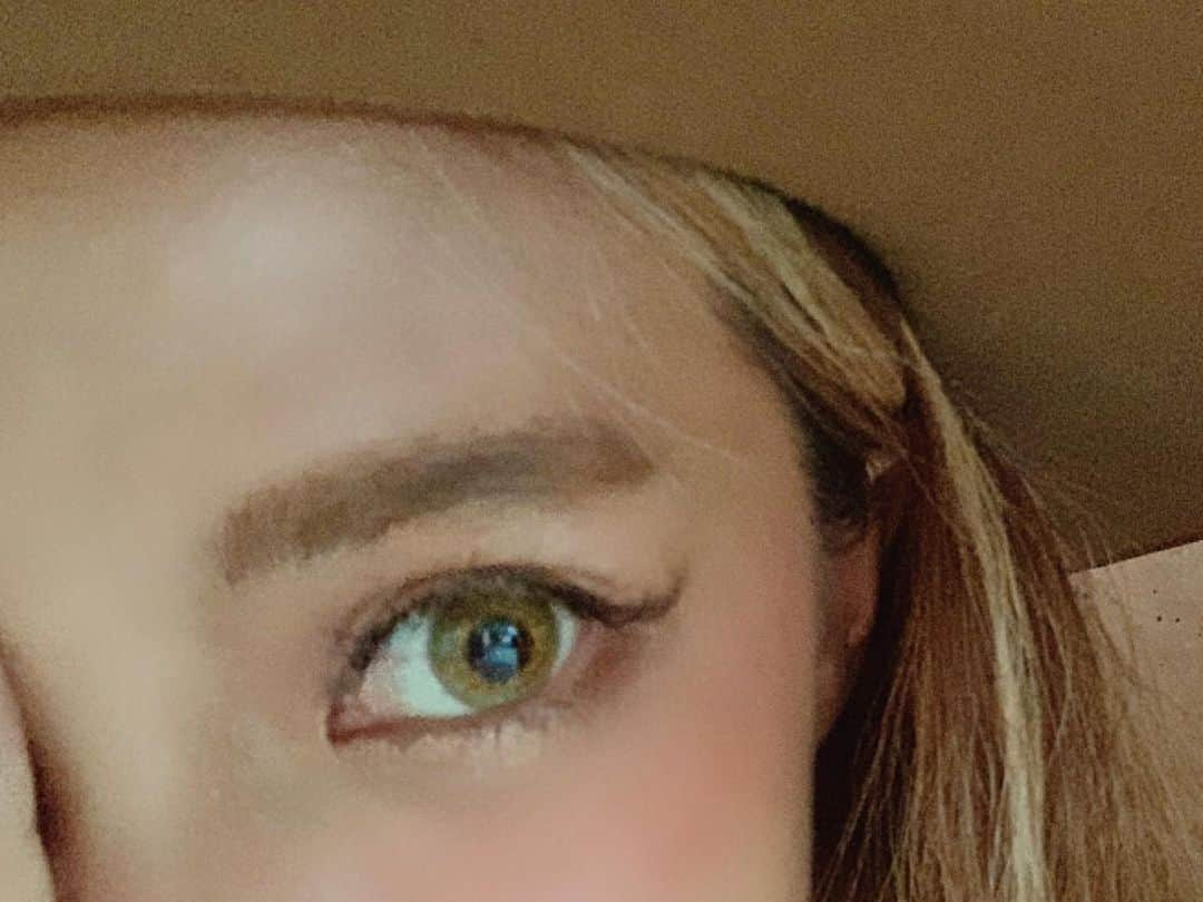 ユミ さんのインスタグラム写真 - (ユミ Instagram)「✍🏽💋﻿﻿ プロデュース中のヘーゼルカラコンの﻿﻿ 最新サンプル届きました！！✨﻿﻿ 早速着用ー！🙈﻿﻿ 前回よりかなり色素が薄く﻿﻿ the 外国人!なヘーゼルになっていました！🥠﻿✨﻿ これもガッツリ外国人路線で行くなら﻿ かなり可愛い色なんだけど、﻿﻿ それよりもうちょいハーフ感重視で ナチュラルに馴染ませたいな〜〜🤔 ﻿﻿ ﻿﻿ いや、馴染みそうで馴染まないくらいの、﻿ そのほんの少しの違和感から素敵なハーフさを﻿ 生み出したい..w😂😆💕﻿﻿(こだわり🤘🏾🤣) ﻿﻿ ラストスパート試行錯誤してみます✍🏽🧡﻿ ﻿ カラコンを待ってくれている声もたくさん届いていて❤️﻿ 嬉しいです❤️﻿とっても活力になります😍✨﻿﻿ ありがとう❣﻿﻿ “これだ！！”まで、もう少しだけ待っててね〜🙏🏽🧡🧡﻿﻿ ﻿  #anap #anapカラコン #userselect」9月16日 2時42分 - yuminchu1029