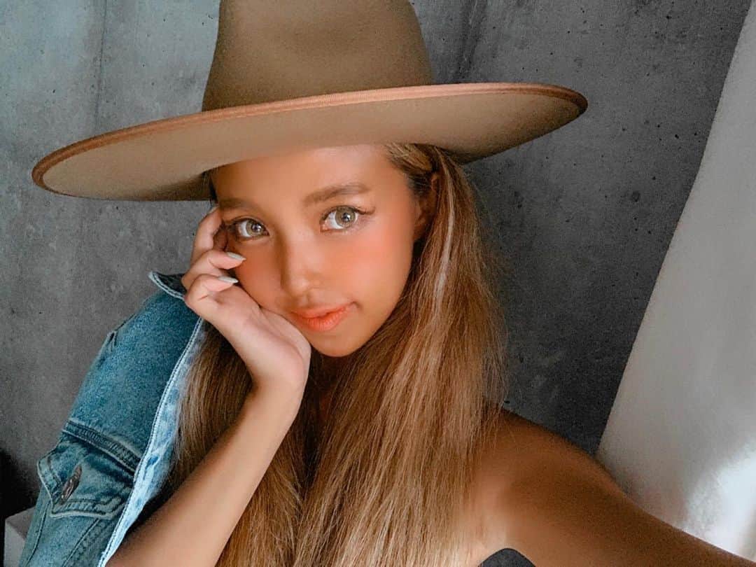のインスタグラム：「✍🏽💋﻿﻿ プロデュース中のヘーゼルカラコンの﻿﻿ 最新サンプル届きました！！✨﻿﻿ 早速着用ー！🙈﻿﻿ 前回よりかなり色素が薄く﻿﻿ the 外国人!なヘーゼルになっていました！🥠﻿✨﻿ これもガッツリ外国人路線で行くなら﻿ かなり可愛い色なんだけど、﻿﻿ それよりもうちょいハーフ感重視で ナチュラルに馴染ませたいな〜〜🤔 ﻿﻿ ﻿﻿ いや、馴染みそうで馴染まないくらいの、﻿ そのほんの少しの違和感から素敵なハーフさを﻿ 生み出したい..w😂😆💕﻿﻿(こだわり🤘🏾🤣) ﻿﻿ ラストスパート試行錯誤してみます✍🏽🧡﻿ ﻿ カラコンを待ってくれている声もたくさん届いていて❤️﻿ 嬉しいです❤️﻿とっても活力になります😍✨﻿﻿ ありがとう❣﻿﻿ “これだ！！”まで、もう少しだけ待っててね〜🙏🏽🧡🧡﻿﻿ ﻿  #anap #anapカラコン #userselect」