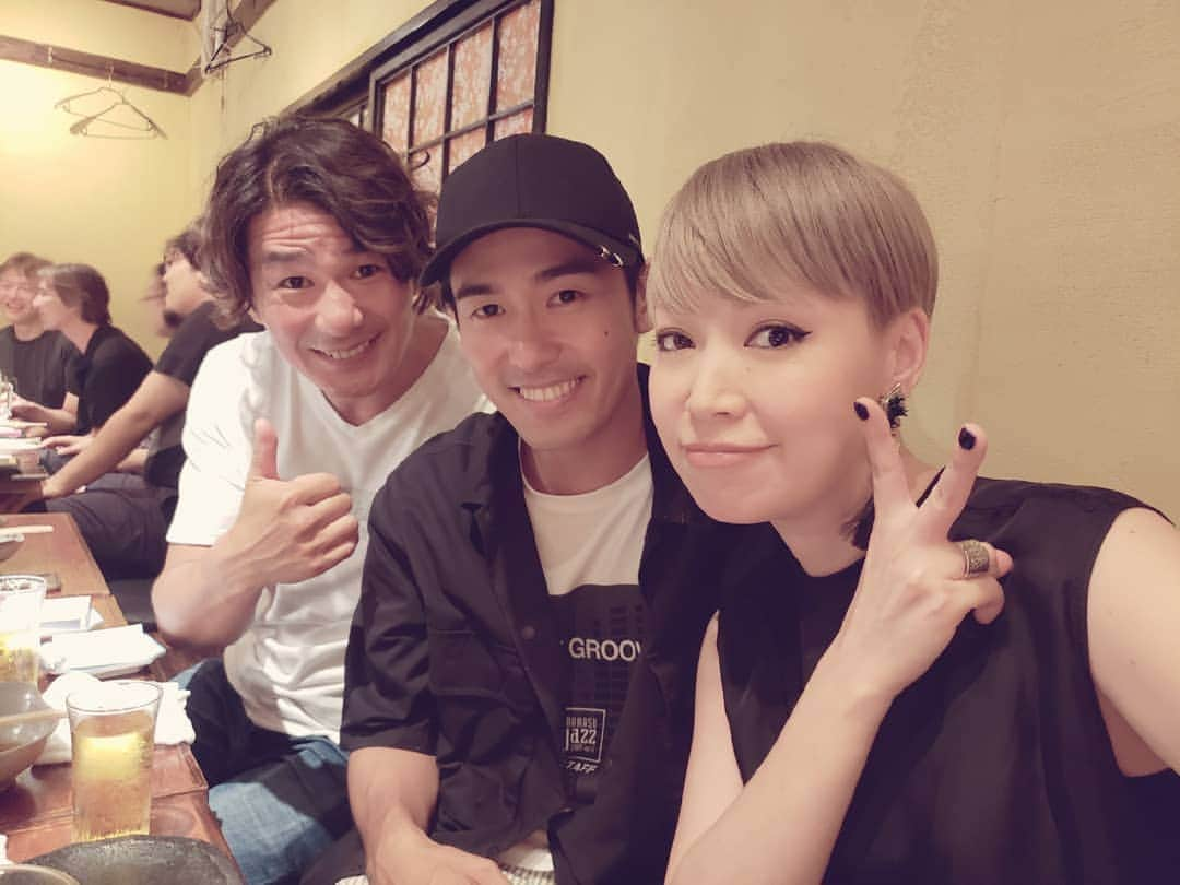 Shihoさんのインスタグラム写真 - (ShihoInstagram)「中洲ジャズに出演していた三組。 Skoop On SomebodyのTAKEさんとKとShiho。 この３人の共通点はなんでしょう。 それはね、全員ミュージカル「RENT」に出演していたんです。 TAKEさんとは同じ年ではないんですが、TAKEさんコリンズも拝見しましたよー。 Kとは東宝の初めての回（2008年）に。Kはロジャー、私はジョアンヌでした。 大変だったことや笑えたことの裏話して盛り上がってしまった笑。  #friedprideshiho #Shiho #K #TAKE #skooponsomebody #RENT #musical #レント #大変だったなあ　笑」9月16日 2時35分 - fried_pride_shiho