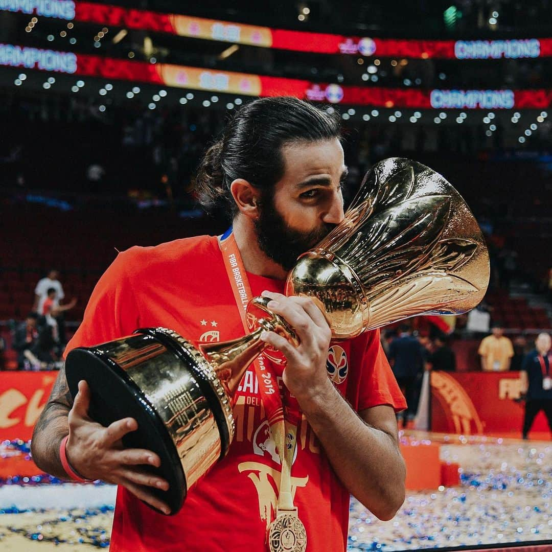 フェニックス・サンズさんのインスタグラム写真 - (フェニックス・サンズInstagram)「🌹🇪🇸 . ✔️MVP🥇 ✔️World Cup Champ🏆  #FIBAWC | @ruuufio」9月16日 2時49分 - suns