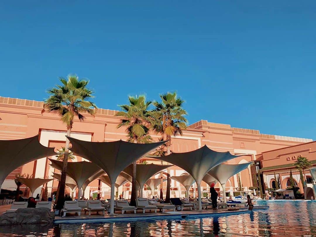 Carolineさんのインスタグラム写真 - (CarolineInstagram)「Sous le soleil de Marrakech 🌞 Première escapade à quatre! On pensait que ça allait être très sport de voyager avec deux tous petits mais en fait c’est un vrai bonheur 🧡 Découvrez en un peu plus en stories #marrakech #maroc」9月16日 3時00分 - beauteactive