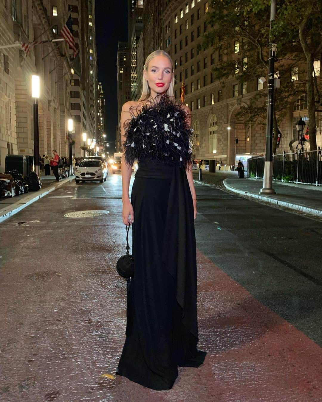 レオニー・ハンネさんのインスタグラム写真 - (レオニー・ハンネInstagram)「One week, two @oscardelarenta moments. 🖤 Anzeige/Ad Which is your fav: The Award dress or my look for the show?  #OscarDeLaRenta #NY #NYFW」9月16日 3時05分 - leoniehanne