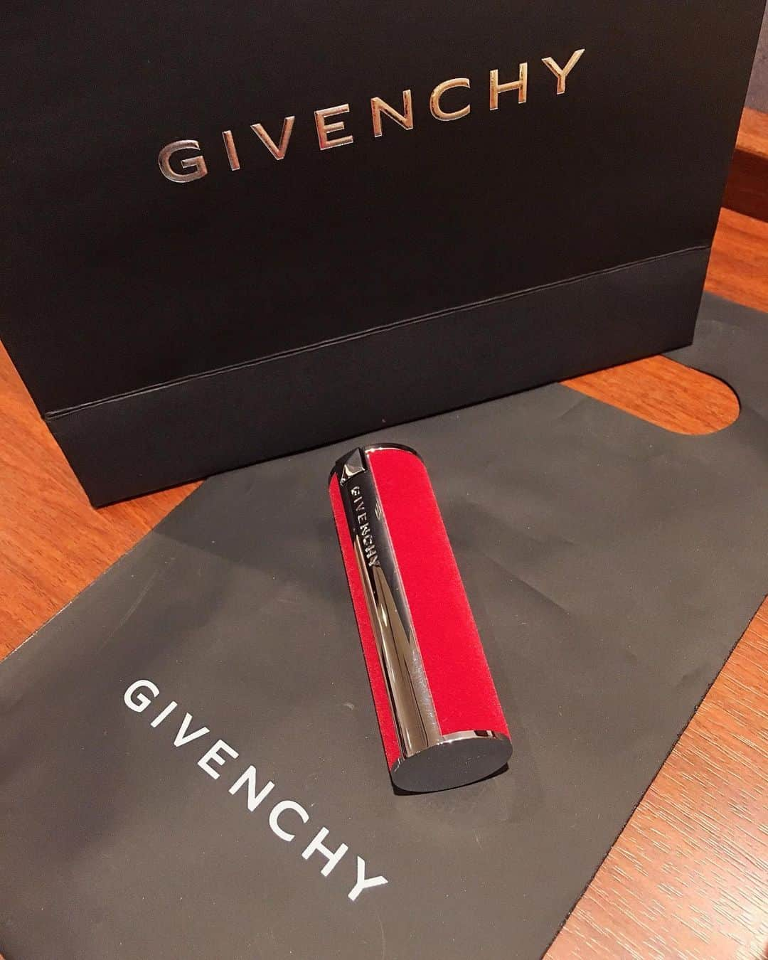 佐藤聖羅のインスタグラム：「💖GIVENCHY NEW RIP💖  #オータムコスメ #givenchy #newcolor #しゃぶしゃぶ食べた #腹ぱん #美味しかった」