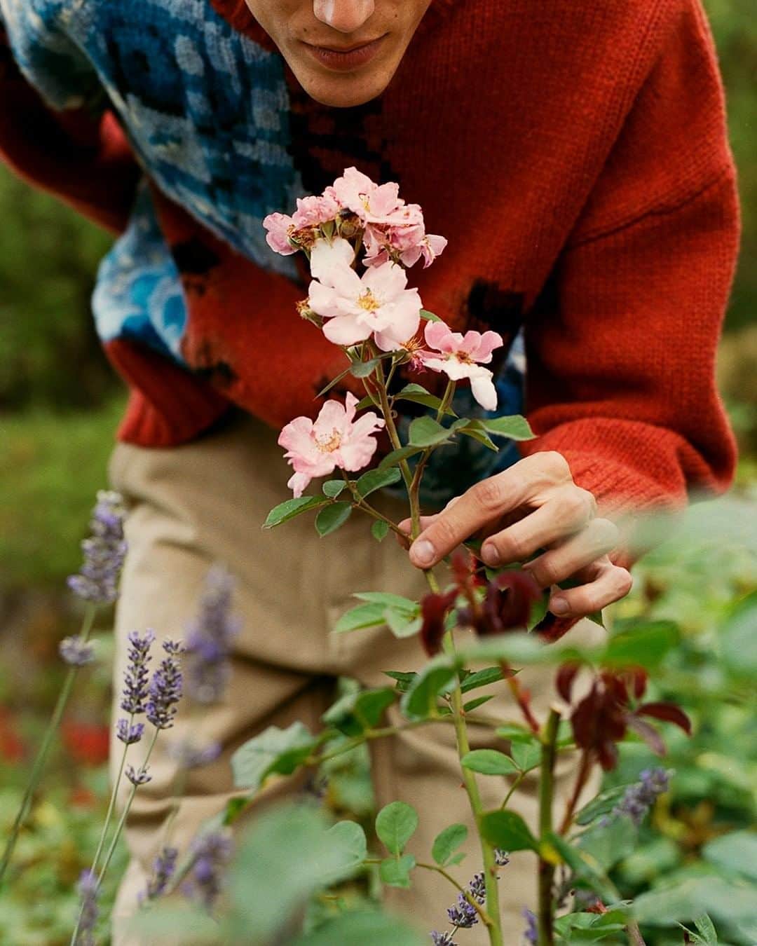 MR PORTERのインスタグラム：「Wake up and smell the roses with @amiparis. - Ami sweater (1161052) available now via the link in bio. #MRPORTER」