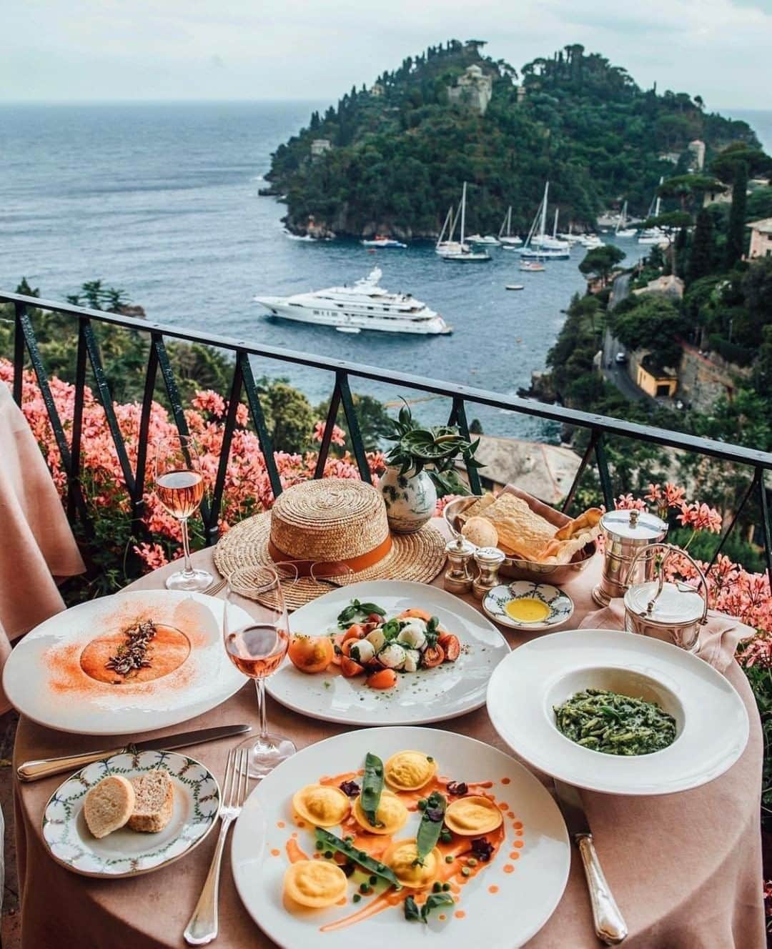 チェイサーのインスタグラム：「dreaming of a vacay like this 🏝 @taramilktea #chaserbrand #Pinterestinspo #vacationgoals #vacationinspo」