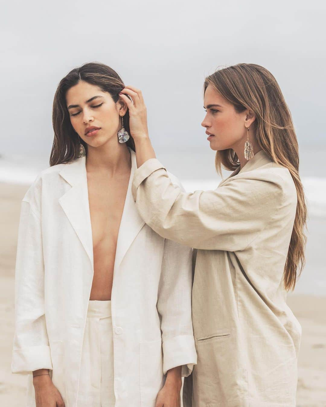 ストーミ・ヘンレイさんのインスタグラム写真 - (ストーミ・ヘンレイInstagram)「Dreamiest shoot for @leskjewelry ✨💫☺️ with @julianaherz shot by @michawissen 💛 we’re wearing “Low tide”」9月16日 3時16分 - stormibree