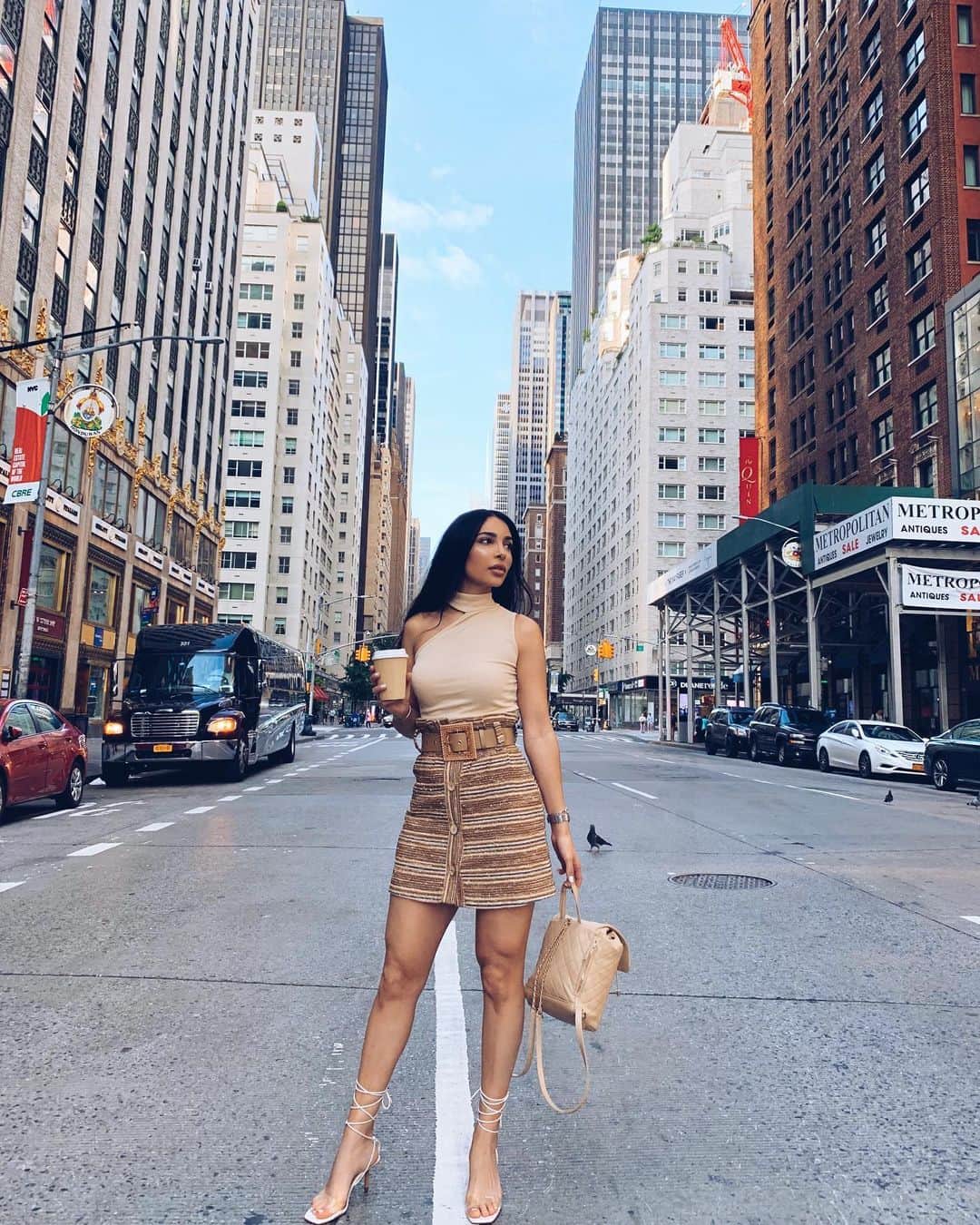sananasのインスタグラム：「New York o’clock 🏙 J’ai toujours dit que je préférais Los Angeles mais quand je reviens ici j’hésite quand même 😍Et vous ça va ? Vous avez fait quoi aujourd’hui ? . #NewYork #NYC #Happiness #OutfitOfTheDay #OOTD #Fashion」