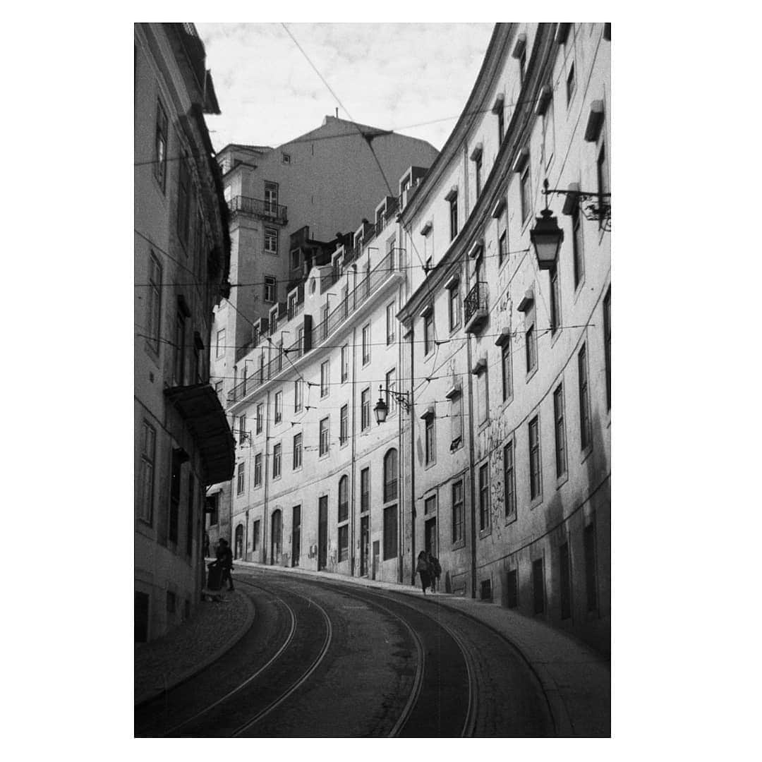 のインスタグラム：「Lisboa menina e moça...🖤」
