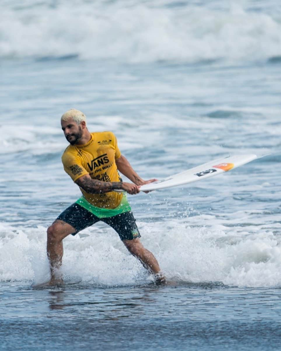 ビラボンさんのインスタグラム写真 - (ビラボンInstagram)「From jean shorts, to a gold medal. 🥇 ⠀⠀ ⠀⠀ A preview of 2020? ⠀⠀ ⠀⠀ #VaiItalo | @italoferreira @isasurfing」9月16日 3時44分 - billabong