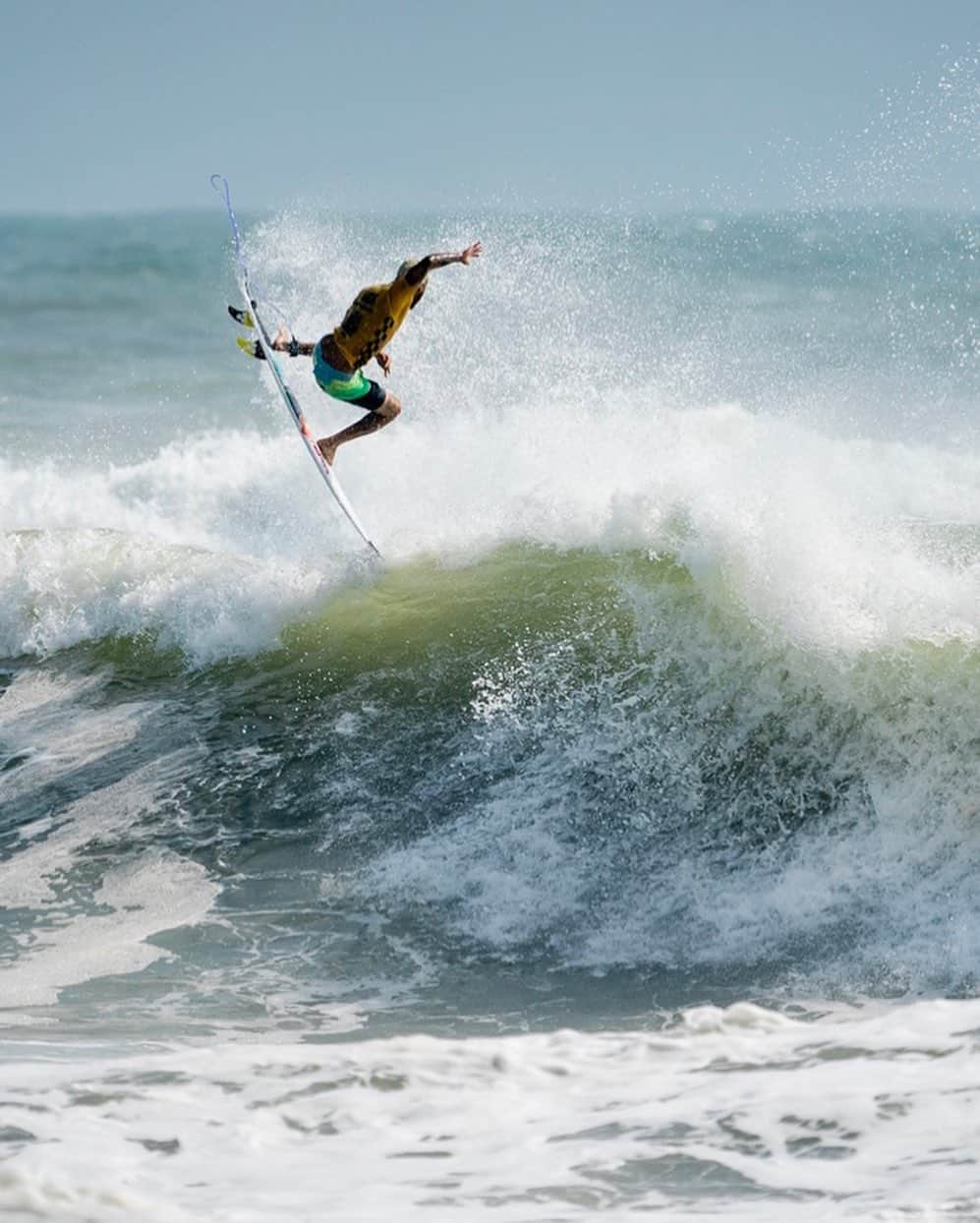 ビラボンさんのインスタグラム写真 - (ビラボンInstagram)「From jean shorts, to a gold medal. 🥇 ⠀⠀ ⠀⠀ A preview of 2020? ⠀⠀ ⠀⠀ #VaiItalo | @italoferreira @isasurfing」9月16日 3時44分 - billabong