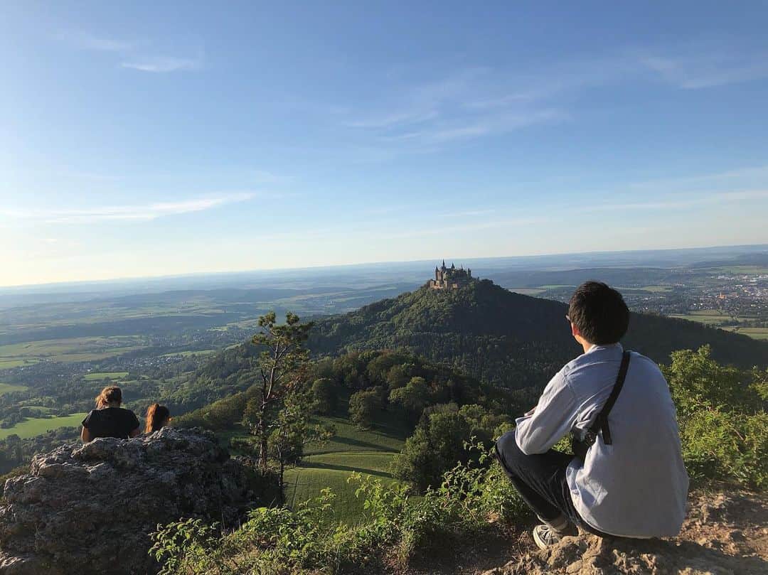 川口太一さんのインスタグラム写真 - (川口太一Instagram)「I have no words to express how I felt today...Just amazing... I went to see one of the most famous, beautiful castles in Germany called Hohenzollern Castle.  I definitely want to go back again to the places where I went to today.  今日はライブ観て頂き有難うございました！そして今日はオフだったので#ホーエンツォレルン城 に行ってきました！なんと家から車で30分！近い🤭 とにかく綺麗すぎて本当に言葉じゃ表現できないくらい… 時間がある時また来よう！違う所も行ってみよう🇩🇪 #ホーエンツォレルン城 #三大美城 #天空の城 #ドイツ #ドイツ生活 #南ドイツ #ロッテンブルグ #休み #アクティブレスト #バレーボール #アスリート #川口太一 #yaeca #ct70 #mhl #universalproducts #iwc #pasojewelry」9月16日 3時43分 - k.taichi20