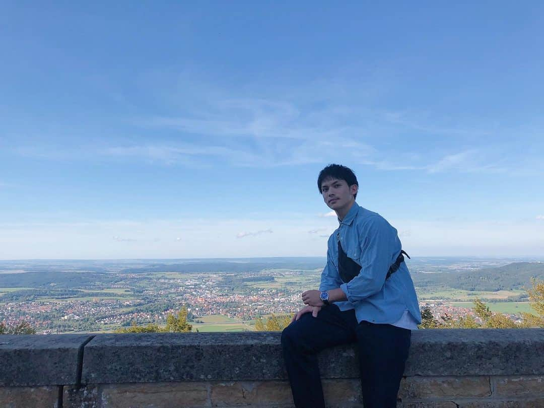 川口太一さんのインスタグラム写真 - (川口太一Instagram)「I have no words to express how I felt today...Just amazing... I went to see one of the most famous, beautiful castles in Germany called Hohenzollern Castle.  I definitely want to go back again to the places where I went to today.  今日はライブ観て頂き有難うございました！そして今日はオフだったので#ホーエンツォレルン城 に行ってきました！なんと家から車で30分！近い🤭 とにかく綺麗すぎて本当に言葉じゃ表現できないくらい… 時間がある時また来よう！違う所も行ってみよう🇩🇪 #ホーエンツォレルン城 #三大美城 #天空の城 #ドイツ #ドイツ生活 #南ドイツ #ロッテンブルグ #休み #アクティブレスト #バレーボール #アスリート #川口太一 #yaeca #ct70 #mhl #universalproducts #iwc #pasojewelry」9月16日 3時43分 - k.taichi20