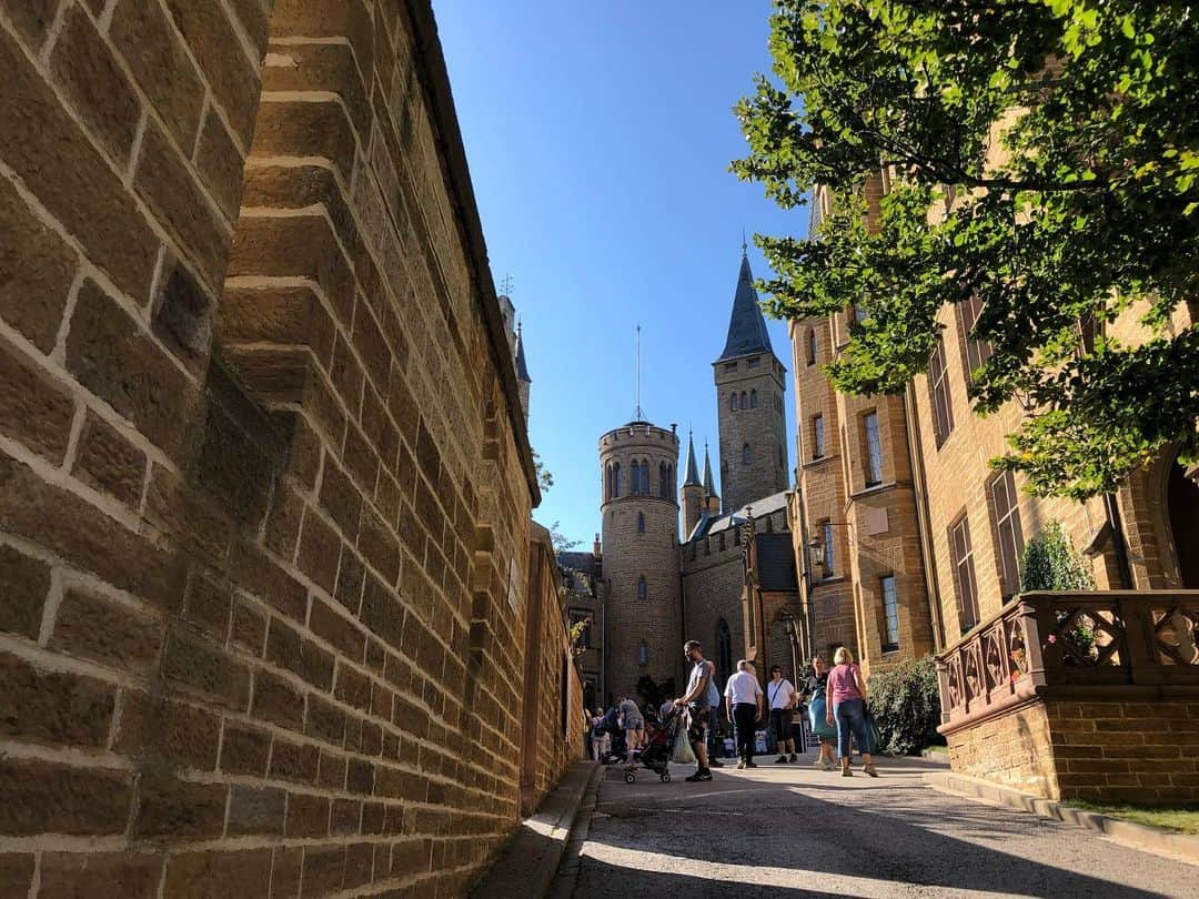 川口太一さんのインスタグラム写真 - (川口太一Instagram)「I have no words to express how I felt today...Just amazing... I went to see one of the most famous, beautiful castles in Germany called Hohenzollern Castle.  I definitely want to go back again to the places where I went to today.  今日はライブ観て頂き有難うございました！そして今日はオフだったので#ホーエンツォレルン城 に行ってきました！なんと家から車で30分！近い🤭 とにかく綺麗すぎて本当に言葉じゃ表現できないくらい… 時間がある時また来よう！違う所も行ってみよう🇩🇪 #ホーエンツォレルン城 #三大美城 #天空の城 #ドイツ #ドイツ生活 #南ドイツ #ロッテンブルグ #休み #アクティブレスト #バレーボール #アスリート #川口太一 #yaeca #ct70 #mhl #universalproducts #iwc #pasojewelry」9月16日 3時43分 - k.taichi20