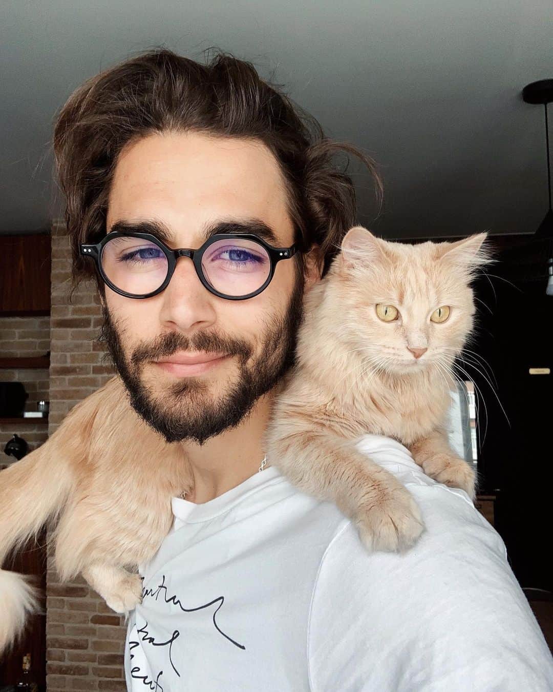 NICOLAS SIMOESのインスタグラム：「Because it’s Sunday night favourite selfie 😸」