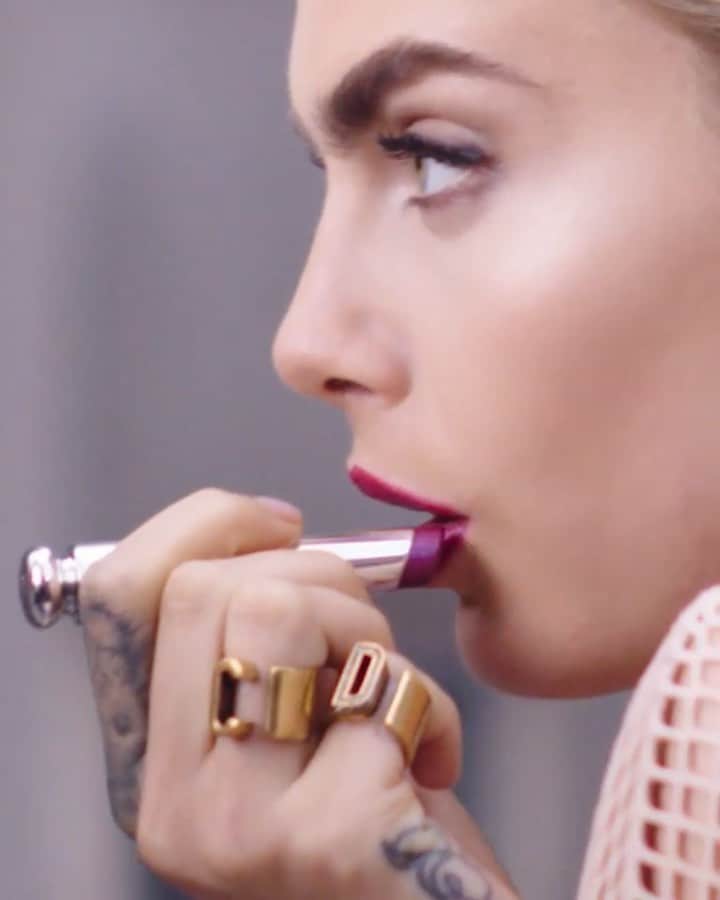 カーラ・デルヴィーニュのインスタグラム：「Femininity doesn’t have to be pretty. It can be androgynous and it can be punk. It can be anything you want it to be. Femininity is individual! #BeDiorBePink with #DiorAddictStellarShine」