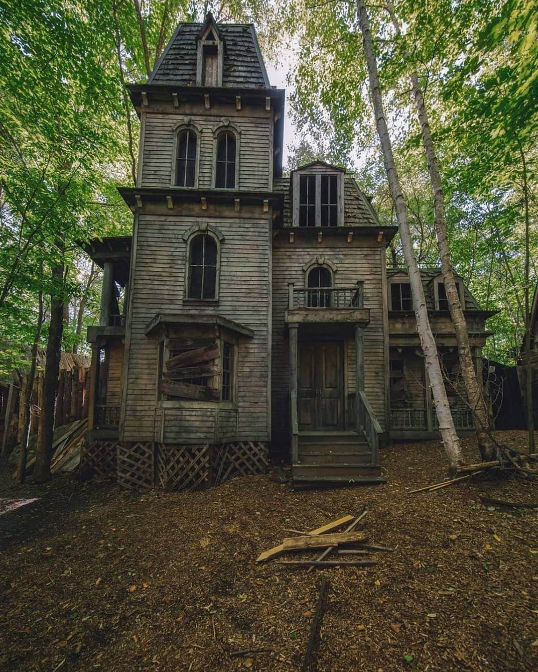 Abandoned Placesさんのインスタグラム写真 - (Abandoned PlacesInstagram)「Run down house in the forest that has seen better days. Photography by @buriedbytimephotography」9月16日 4時00分 - itsabandoned