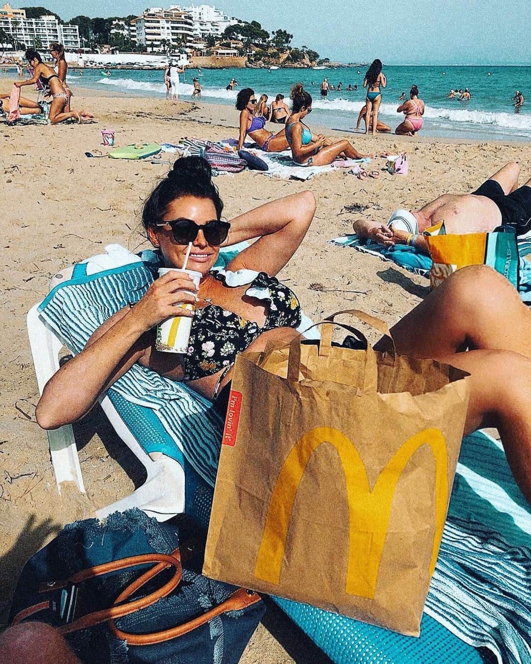 Jessica Wrightさんのインスタグラム写真 - (Jessica WrightInstagram)「Find yourself a bf that brings you mcdonalds on the beach on your birthday hangover.... I’m lovin it 🍟」9月16日 4時12分 - jesswright77