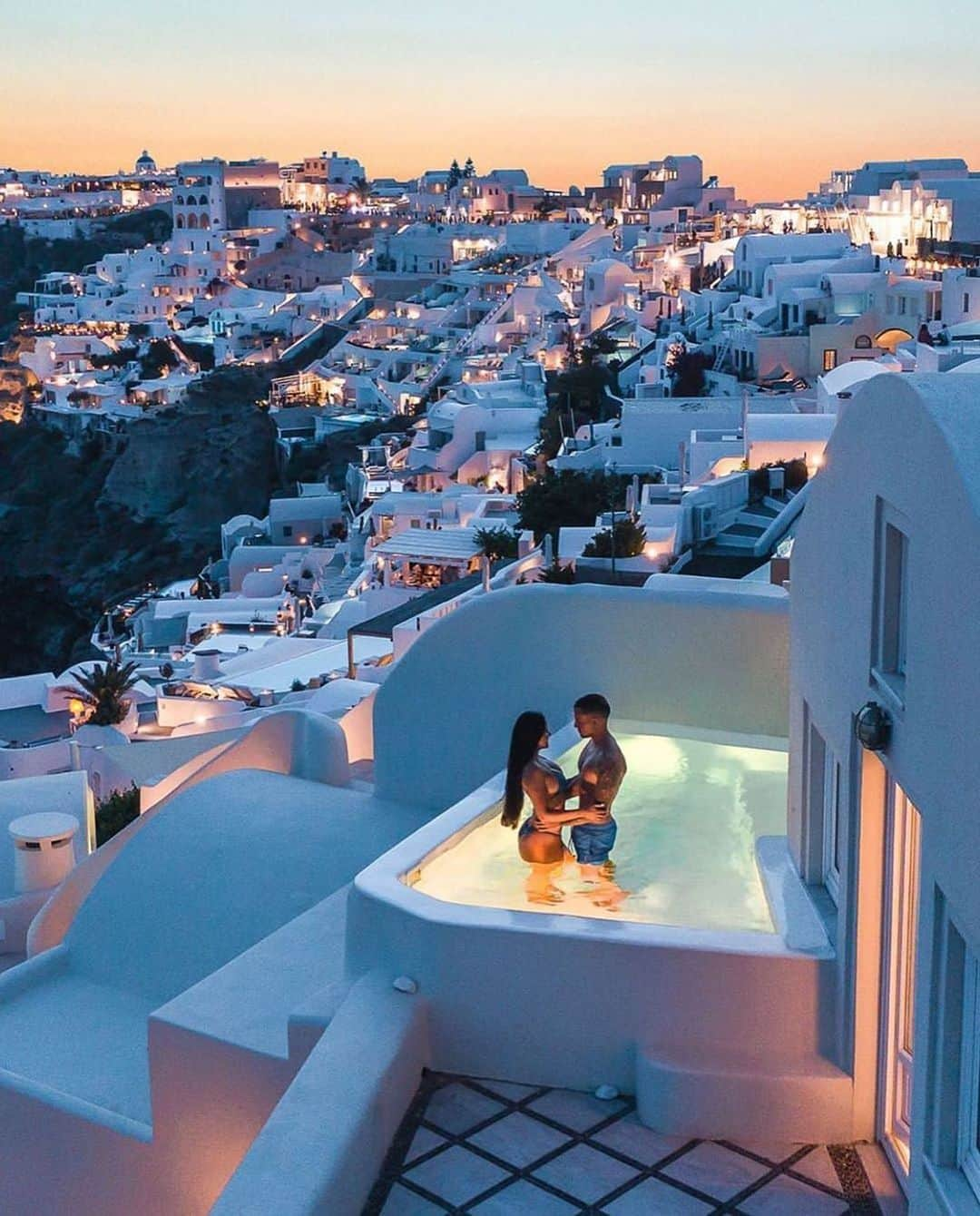 BeStylishさんのインスタグラム写真 - (BeStylishInstagram)「Santorini view is amazing 😍💖🤩 . . Credit: @jeremyaustiin . . #santorini #views #couplegoals #awesomeview #holiday #dreamholiday #santorinigreece #coupleselfie #holidaypics #night #skyview #nightchill」9月16日 4時28分 - bestylish