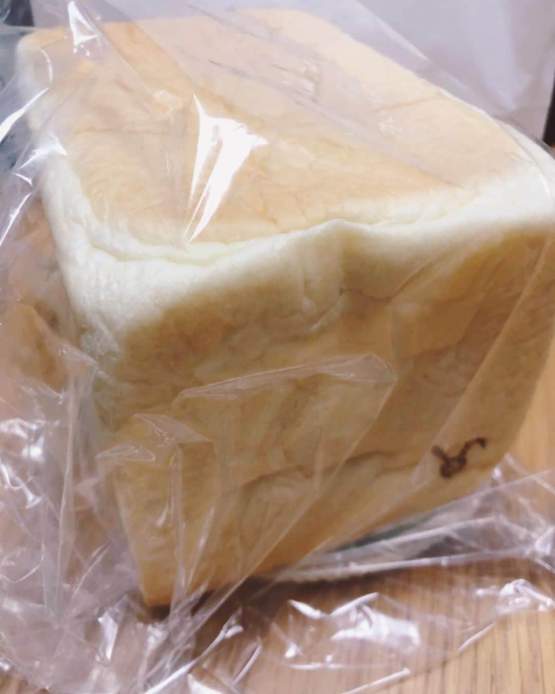倉田雅世さんのインスタグラム写真 - (倉田雅世Instagram)「遅ればせながら、人生初の生食パンを一斤購入。 ナニコレ、オイシイ❣️ ずっしり重くて、卵、イーストフード使ってないとは…  #ラパン #生食パン」9月16日 10時08分 - kuralamune