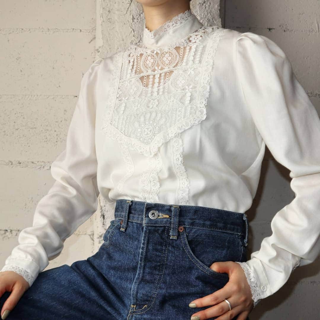 のインスタグラム：「Vintage Lace Bosom Blouse  #orfeo #kichijoji #tokyo #vintage #used #fashion #coordinate #outfit #オルフェオ #吉祥寺 #東京 #古着 #古着屋 #ヴィンテージ #ユーズド #ファッション #コーディネート  掲載商品のお問い合わせはメールにて承っております。コメント、DMでのお問い合わせは受け付けておりませんのでご了承ください。」
