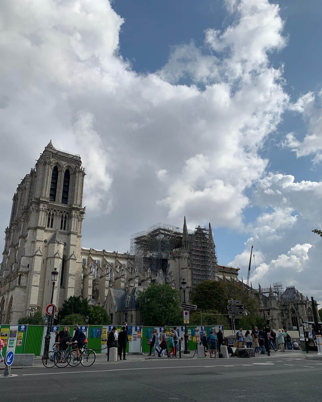 沢瀉美緒さんのインスタグラム写真 - (沢瀉美緒Instagram)「※ Cathédrale Notre-Dame de Paris. . 火災に遭ってしまったノートルダム。 . ステンドグラスの部分は健在ですが、 後ろの塔の部分が消失… . 何とも言えなかった… . . #paris #france #パリ #フランス #travelmio #lereserveparis #レゼルヴパリ #legabriel #ルガブリエル #sightseeing #観光 #shopping #latoureiffel #palaisgarnier #ガルニエ宮 #エッフェル塔 #ノートルダム大聖堂 #notredame」9月16日 10時07分 - mio_omodaka