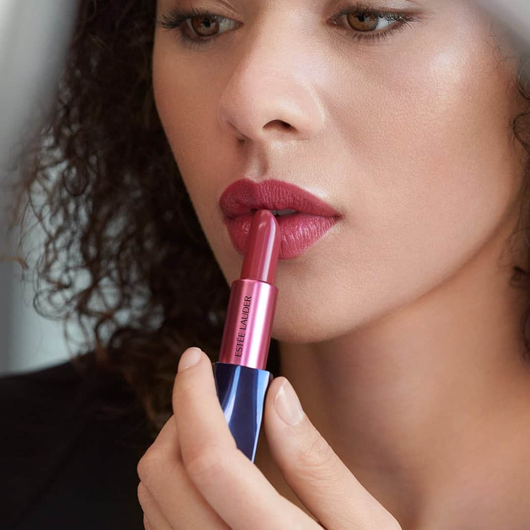 エスティローダーさんのインスタグラム写真 - (エスティローダーInstagram)「There’s a reason why #LipstickEnvy in #RebelliousRose is our No.1 shade around the world: it’s the perfect lipcolor for work or play. Grab it now in our limited-edition pink packaging to flash your inner rebel (or is it your inner rose?). ⚡🌹」9月16日 4時45分 - esteelauder