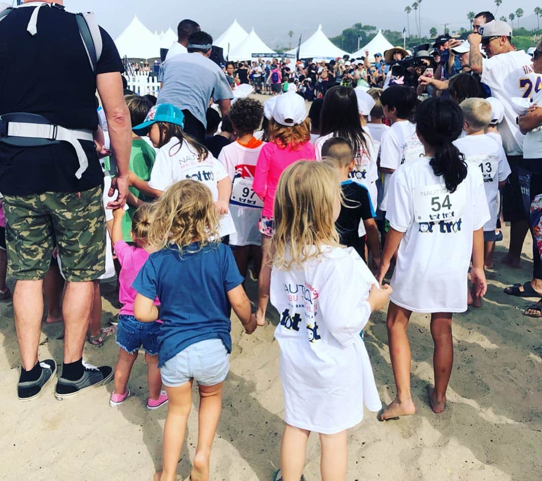 ダニエラ・ルーアさんのインスタグラム写真 - (ダニエラ・ルーアInstagram)「Super fun morning at the @nauticamalibutri to help raise money for @childrensla with my team, Jason and hubby Dave in the extra medium tshirt! Kids woke up at 5am and did the tot trot😊 . Manhã super divertida na #nauticamalibutri para angariar fundos para a #childrenshospitallosangeles , com a minha equipa Jason e o maridão Dave vestido com a tshirt extra média! E os miúdos acordaram ás 5am e participaram na corrida infantil 😊 . #race #triathlon #relay @oakley #childrenshospitalLA #fun #exercise #challenge」9月16日 4時39分 - danielaruah