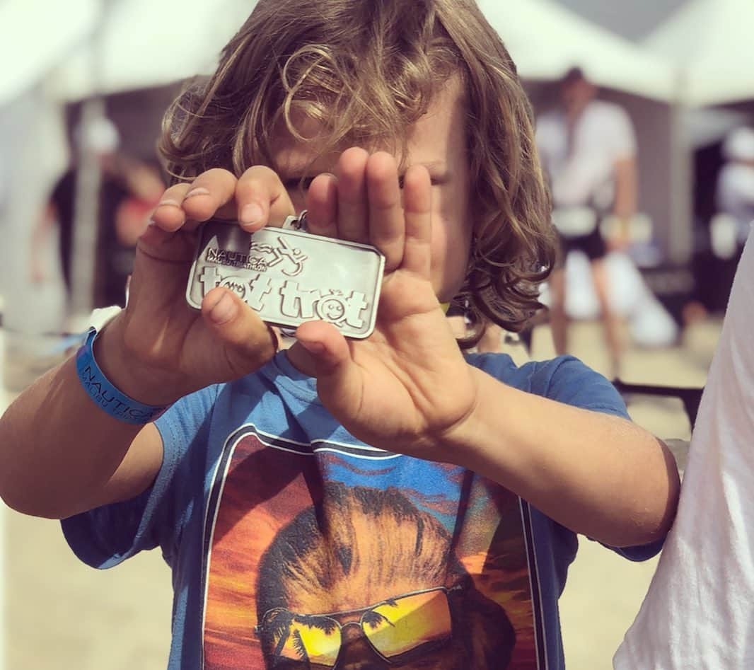 ダニエラ・ルーアさんのインスタグラム写真 - (ダニエラ・ルーアInstagram)「Super fun morning at the @nauticamalibutri to help raise money for @childrensla with my team, Jason and hubby Dave in the extra medium tshirt! Kids woke up at 5am and did the tot trot😊 . Manhã super divertida na #nauticamalibutri para angariar fundos para a #childrenshospitallosangeles , com a minha equipa Jason e o maridão Dave vestido com a tshirt extra média! E os miúdos acordaram ás 5am e participaram na corrida infantil 😊 . #race #triathlon #relay @oakley #childrenshospitalLA #fun #exercise #challenge」9月16日 4時39分 - danielaruah