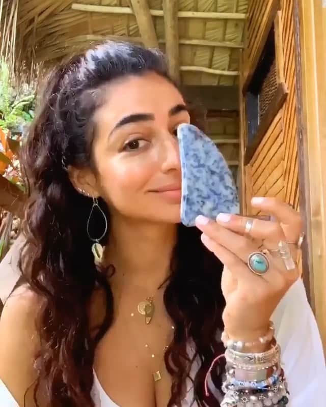 Weledaのインスタグラム：「Day 14: Elevate your skin care routine by adding a jade roller or gua sha to gently massage your face! 💆🏻‍♀️ @waterthruskin shows us her gua sha routine while utilizing our renewing collection! #weledaskin」