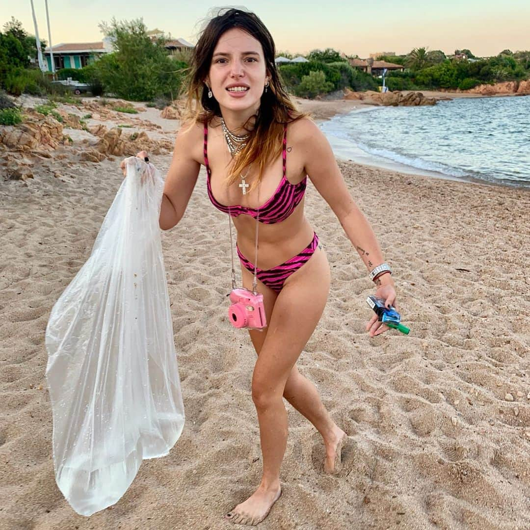 ベラ・ゾーンさんのインスタグラム写真 - (ベラ・ゾーンInstagram)「CLEAN UP UR BEACHES ❤️❤️❤️」9月16日 4時53分 - bellathorne