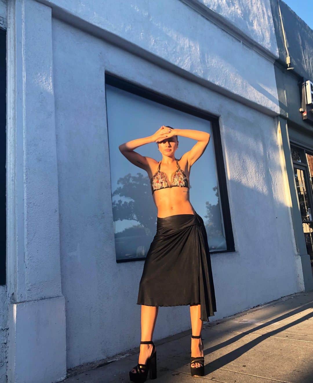 カーラ・デラスのインスタグラム：「🧬I’M A 30-YEAR-OLD WOMAN!! 🚺」