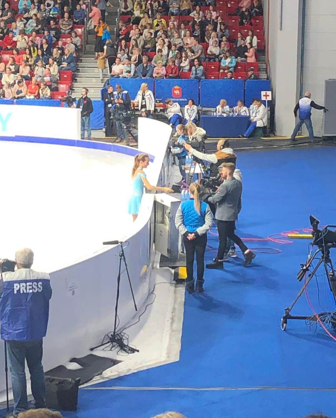 Phil Harrisさんのインスタグラム写真 - (Phil HarrisInstagram)「Back home after a fantastic week! It was an absolute pleasure taking @elena.komova.gb to the Junior Grand Prix in Chelyabinsk, Russia! What a way to experience your first international event!! It was far from your best skate with a lot of little mistakes, but I am still proud of how you performed and the potential you have shown! There were still positives, but now it’s time to get back to work, take in the lessons learnt and make improvements ready for the next one 👊🏼💪🏼🇬🇧 . . . @britishiceskating @internationalschoolofskating @planeticeuk @isufigureskating @pulsinhq @figureskating_ @chiquesport @europeonice #team #teamwork #proud #positive #hardwork #workhard #progress #competition #jgpfigure #coach #coaching #figureskater #figureskating #iceskater #iceskating #icedance #performance #moveon #liveandlearn #development」9月16日 4時58分 - phil1harris