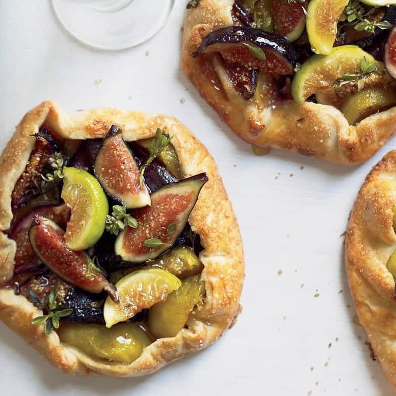 Food & Wineさんのインスタグラム写真 - (Food & WineInstagram)「When the temperature dips (a little), we're more than happy to turn on our oven for these honeyed fig crostatas. Recipe link in our bio. 📷: @conpoulos」9月16日 5時20分 - foodandwine
