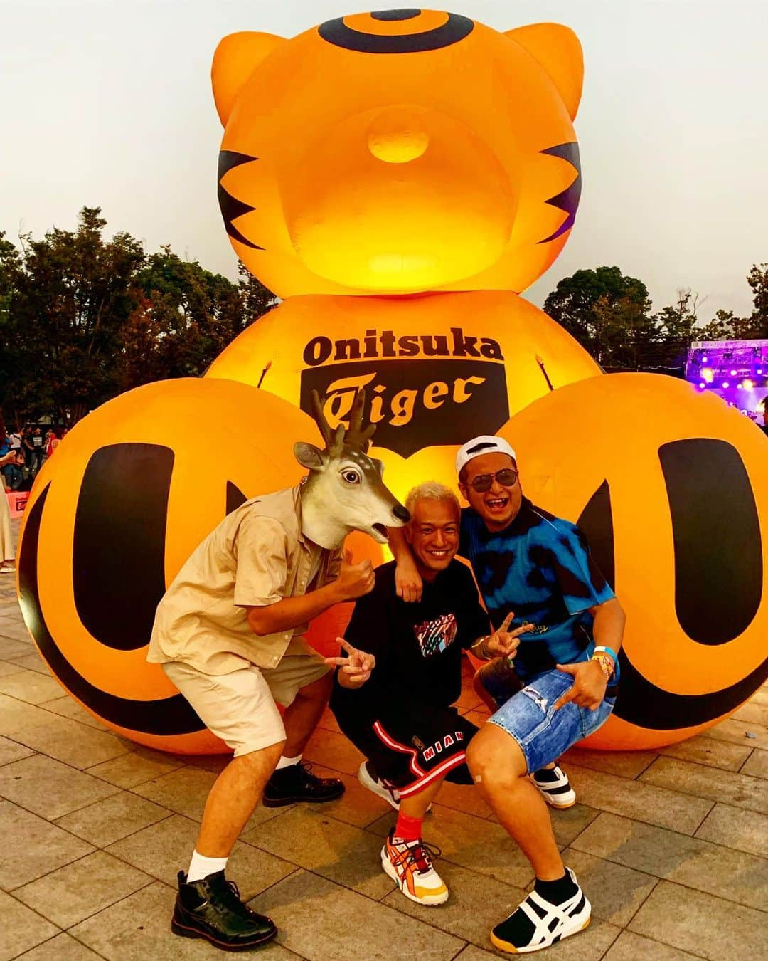 石山大輔さんのインスタグラム写真 - (石山大輔Instagram)「ULTRA JAPAN！！！！！！ 今年も照屋さんのご紹介で楽しまさせて頂きました！！ @onitsukatigerjp オニツカタイガーとコラボしたULTRA PARK STAGE最高っ！  スニーカーもフィット感、履きやすさ、完璧っ！！ @onitsukatigerofficialの巨大トラバルーン、オニツカタイガーのシューズオブジェ、今年も大迫力！熱い夜が終わりました！(^ ^) #Ultraオニツカ #オニツカタイガー #OnitsukaTiger #UltraJapan #UltraOOTD #バンビーノ #芸人 #既婚者が唯一チャラつく2日間 #毎年ありがとうございます」9月16日 5時26分 - daisukecccc