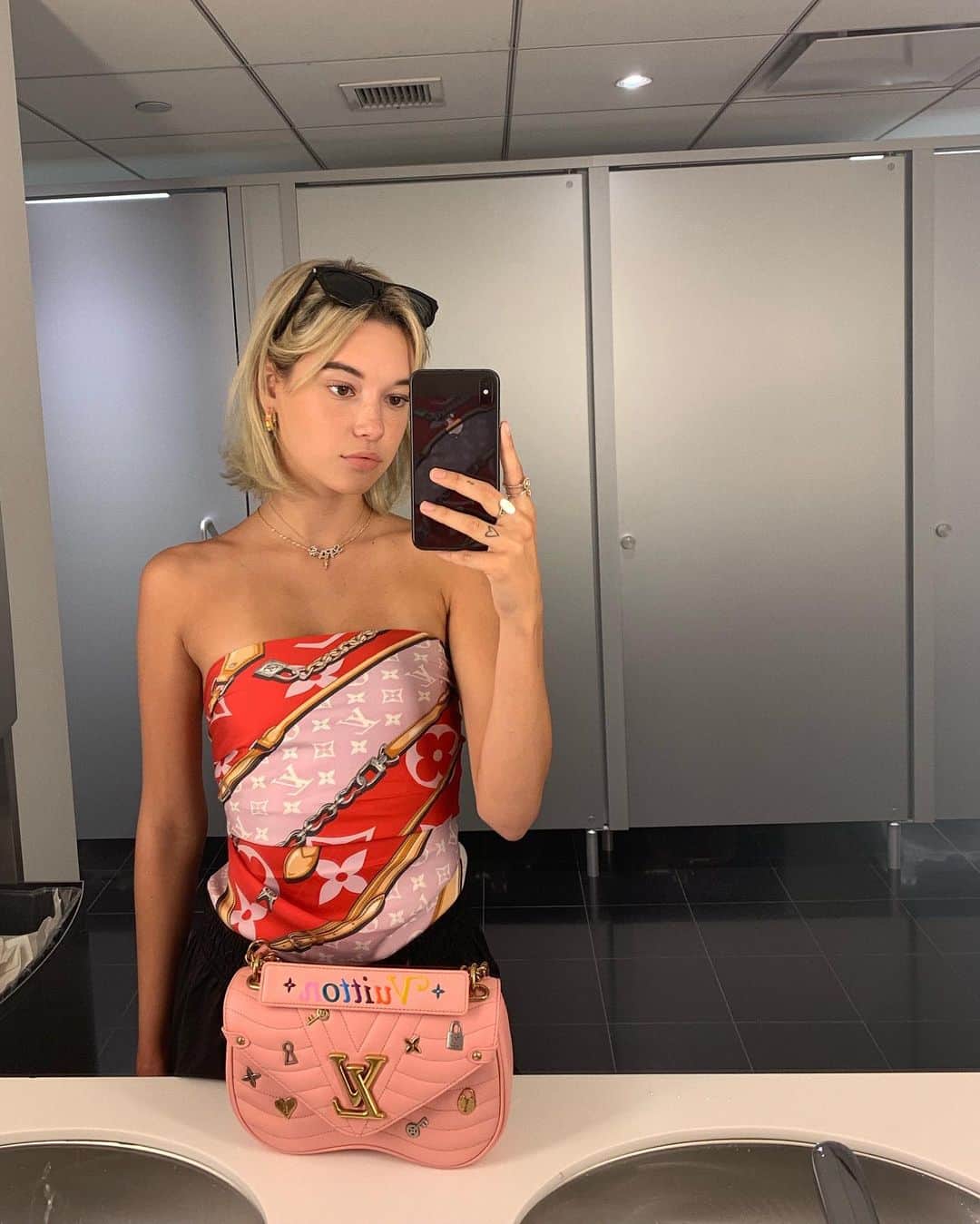 サラ・スナイダーのインスタグラム：「Thinkin I’m slipping run up and get clapped」