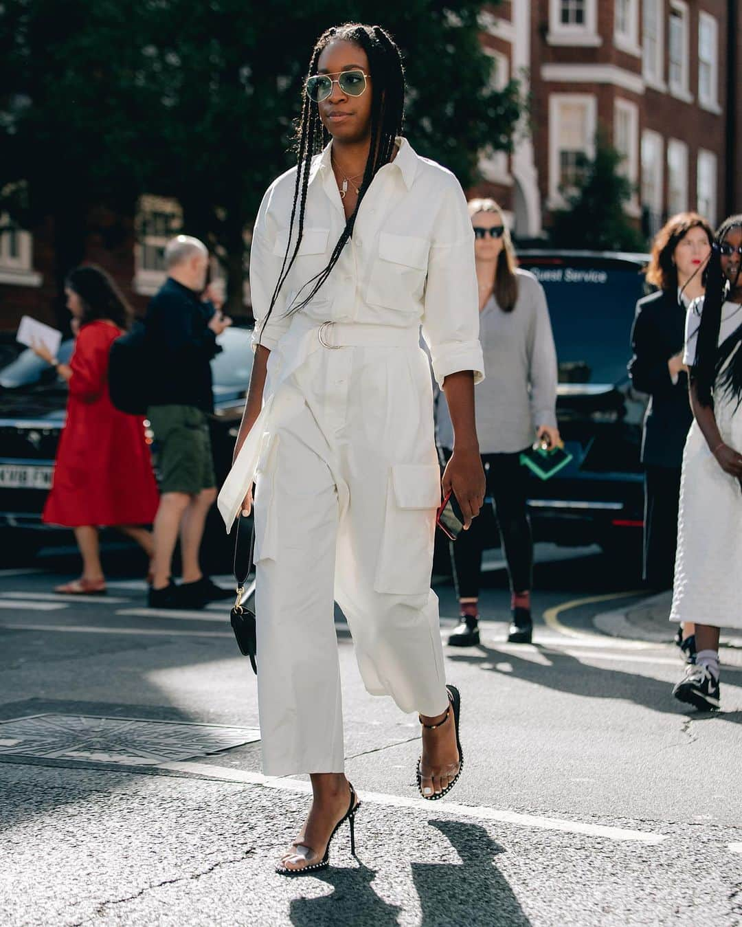 ネッタポルテさんのインスタグラム写真 - (ネッタポルテInstagram)「UTILITY CHIC: The biggest trend this fall to tick off your wardrobe to-do list is @thefrankieshop’s belted jumpsuit, as seen on the streets at #LFW. 📸 @danrobertsstudio」9月16日 5時37分 - netaporter