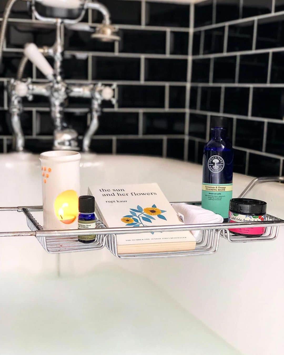Neal's Yard Remediesさんのインスタグラム写真 - (Neal's Yard RemediesInstagram)「Welcome to #SundaySoak, Organic Beauty and Wellbeing Week edition! Tonight we’ve lined up some of our @soilassociationbeauty certified organic favourites to pamper from top to toe 🛀」9月16日 5時44分 - nealsyardremedies