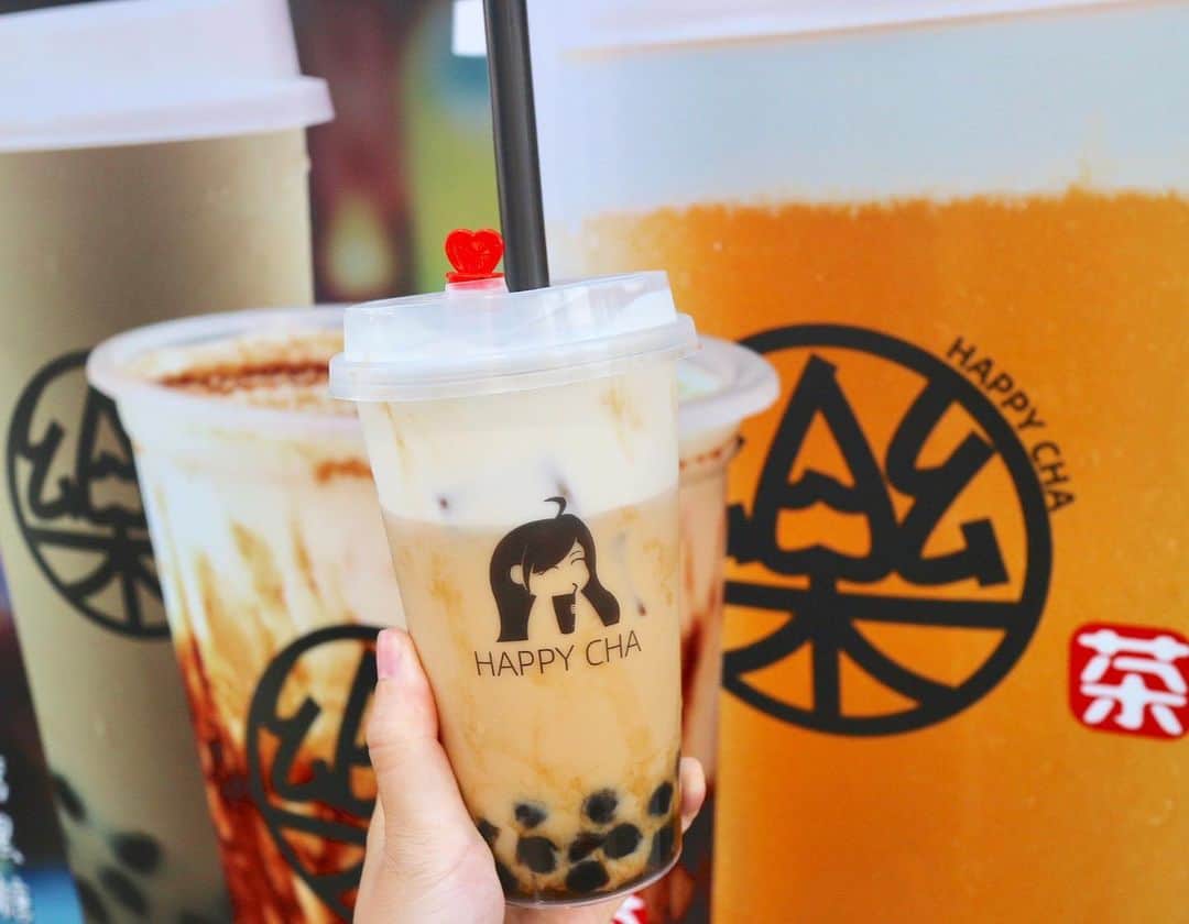 花田浩菜のインスタグラム：「#町田 で#タピ活 🥤❤️ . . #多摩の魅力発信プロジェクト の取材で行った#町田まあち の帰りに、たっぷり遊んで満足した息子はベビーカーに乗って駅まで帰る途中で夢の中へ👶💤 . . というわけで駅近にあった#タピオカ 屋さんで飲みながら町田周辺を散策したりショッピングしたり大人もゆっくり❤️ ちょうど立ち寄った @happycha818 は8月にオープンしたばかりのお店らしく、店内にも大きなクマさんがいたりまさにフォトジェニックスポットでした🐻💕 ミルクティーにタピオカと#岩塩チーズフォーム をトッピングしたものをオーダー😊 思った以上に岩塩とのしょっぱさもあるのですが、濃厚な甘いチーズフォームと合う😍 甘さや氷の量も選べますが、普通の甘さにしてもさっぱり飲めるミルクティーだったのでチーズフォームとのバランスも最高でした💕 町田ってタピオカ屋さんが至る所にあるし、デパートたくさんだけでなく飲食店もたくさんあるので町田の散策自体が楽しかった❤️ . . @tamahatsu_official #たま発  #tamahatsu  #PR  #多摩の魅力発信プロジェクト #町田 #楽茶 #タピオカミルクティー #タピオカ巡り #子連れでお出かけ #町田グルメ #町田カフェ  #l4l #happy #happydays」