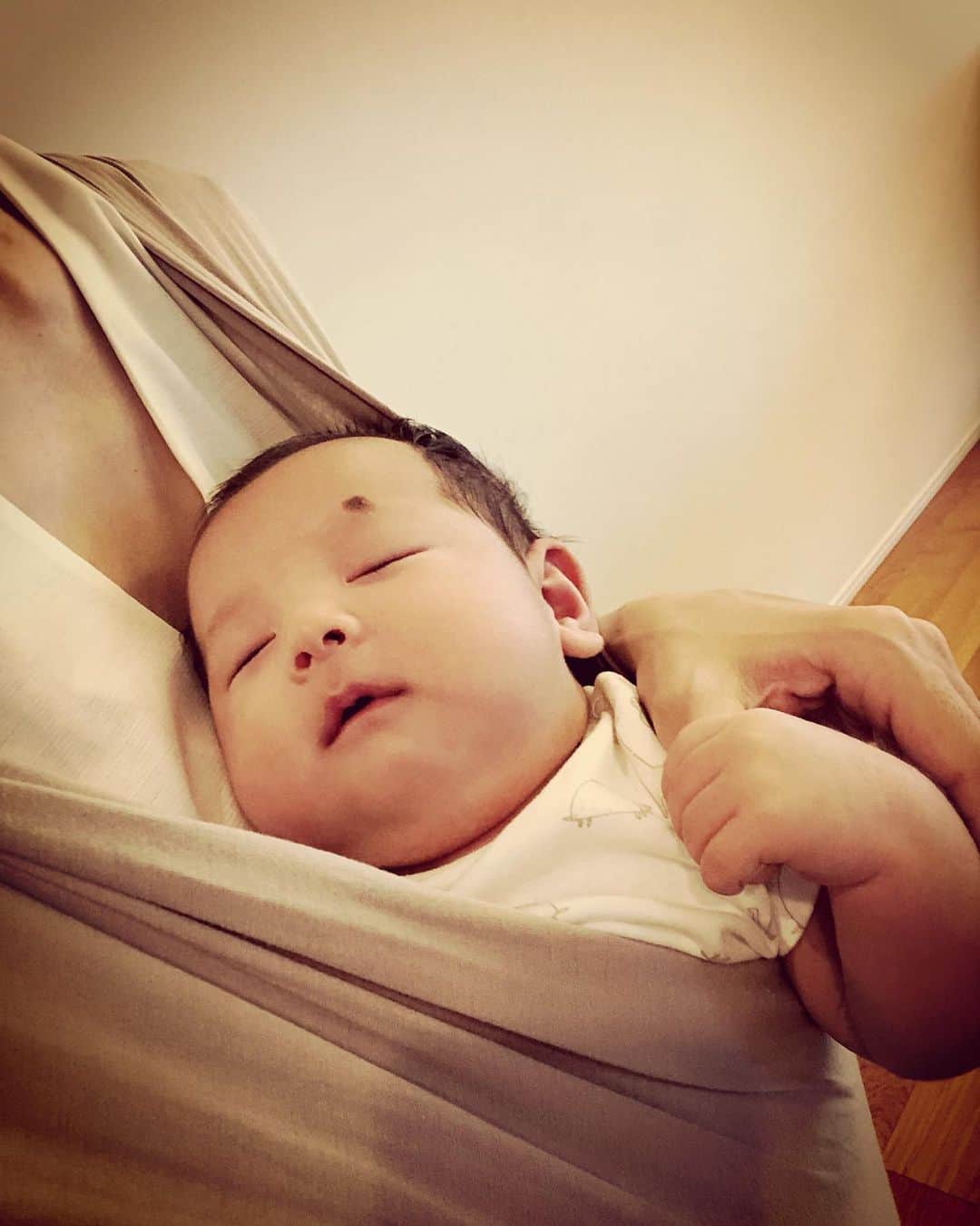 涼紫央さんのインスタグラム写真 - (涼紫央Instagram)「寝てるのに 親指だけは握ったまま♡  #生後60日  #生後1ヶ月」9月16日 5時49分 - toitoitoi