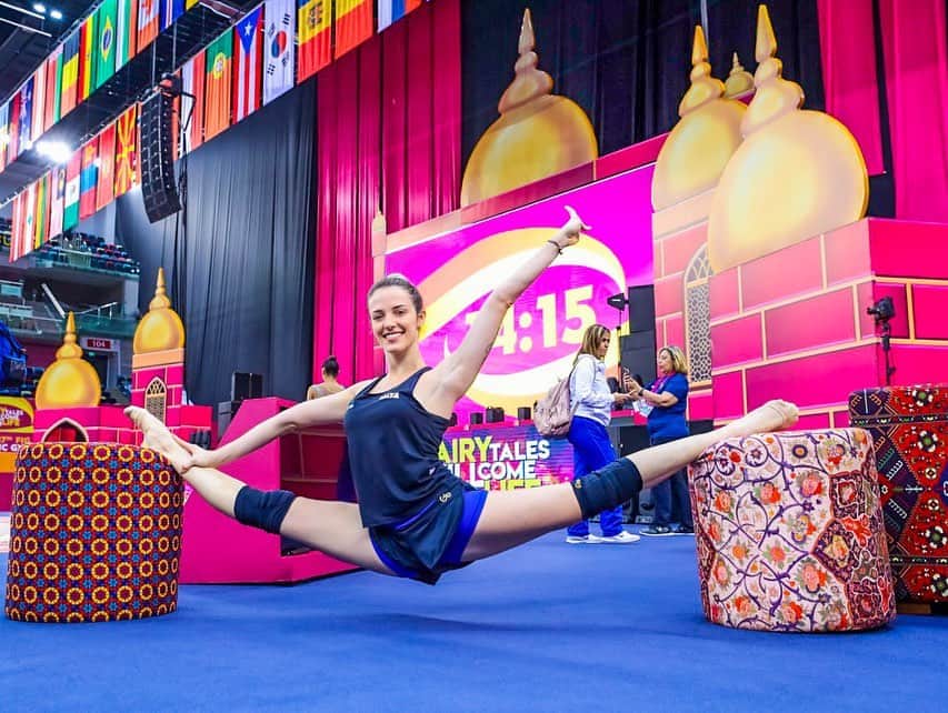 ナターリア・ガウジオのインスタグラム：「Tudo pronto para iniciarmos o Campeonato Mundial aqui em Baku - Azerbaijão!! Hoje concluímos nosso segundo treino de pódio e amanhã começamos a competição com Bola... Serão 4 dias de competição, um aparelho por dia!! Vamos com tudo para representar nosso Brasil da melhor forma possível, que Deus abençoe e ilumine nosso caminho!! Não coloque limites em seus sonhos, coloque FÉ!! 🙏🏼😍✨🤸🏼‍♀️🇦🇿💪🏼🇧🇷❤️ #baku #worldchampionship #wchbaku2019 #azerbaijan #inlove #rhythmicgymnastic #focus #faith #flexibility #competition #cbg #timebrasil #caixaesportes」
